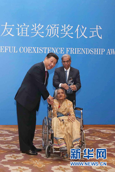 9月19日，國家主席習(xí)近平在新德里會(huì)見印度友好人士、友好團(tuán)體代表，并頒發(fā)和平共處五項(xiàng)原則友誼獎(jiǎng)，表彰他們長期致力于中印友好事業(yè)。新華社記者龐興雷攝 