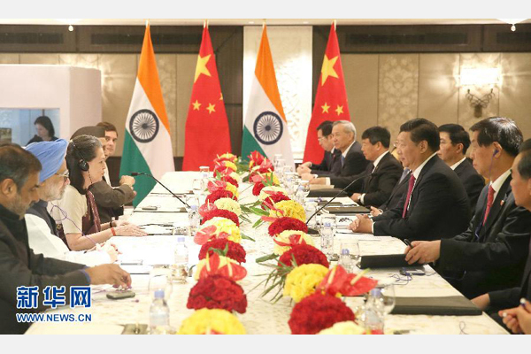 9月19日，國(guó)家主席習(xí)近平在新德里會(huì)見(jiàn)印度國(guó)大黨主席索尼婭&middot;甘地和前總理辛格。 新華社記者姚大偉攝