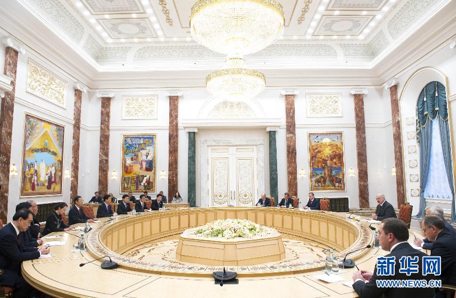 9月26日，應(yīng)邀訪問白俄羅斯的國務(wù)院副總理張高麗在明斯克會見白俄羅斯總統(tǒng)盧卡申科。新華社記者王曄攝 