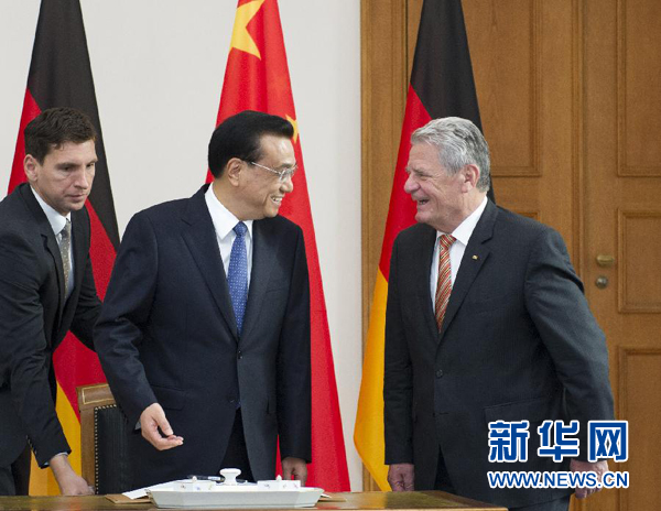 10月10日，國務院總理李克強在柏林會見德國總統(tǒng)高克。這是李克強總理與高克總統(tǒng)親切交談。 新華社記者 王曄 攝 