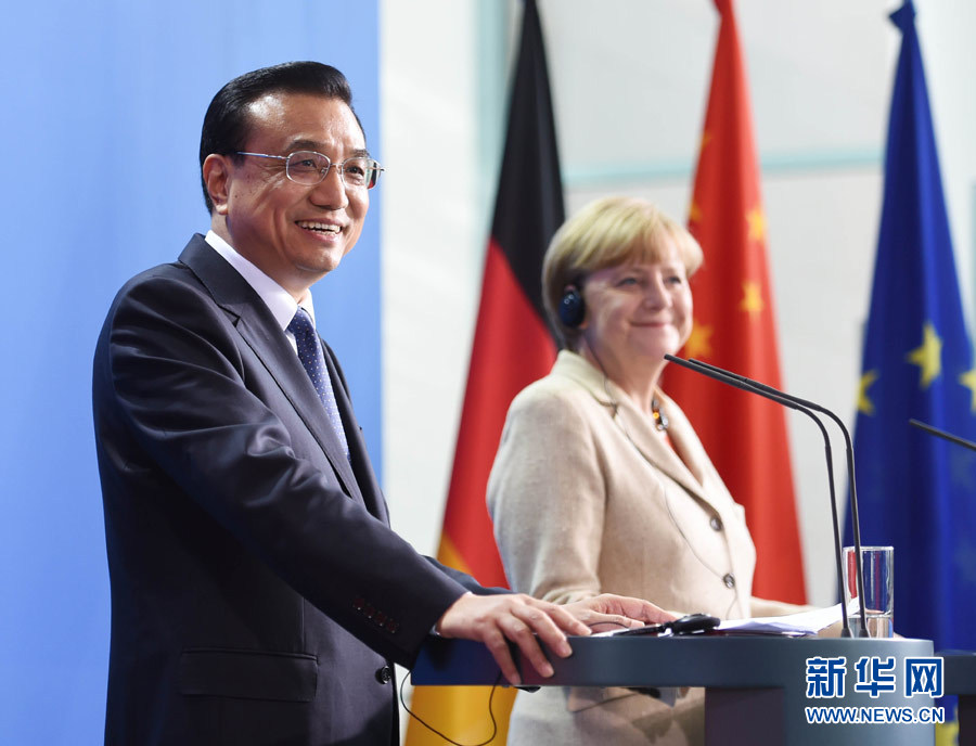 10月10日，國務院總理李克強在柏林與德國總理默克爾圓滿結束第三輪中德政府磋商后共同會見記者。 新華社記者 李學仁 攝 