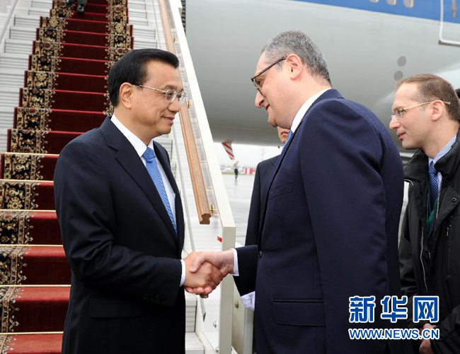 10月12日，中國國務(wù)院總理李克強(qiáng)乘專機(jī)抵達(dá)莫斯科，開始對俄羅斯進(jìn)行正式訪問并舉行中俄總理第十九次定期會(huì)晤。俄羅斯聯(lián)邦政府高級官員到機(jī)場迎接李克強(qiáng)總理。新華社記者 饒愛民 攝