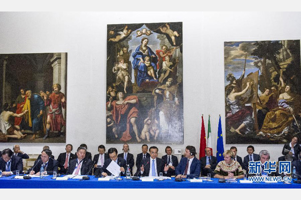 10月14日，中國國務(wù)院總理李克強在羅馬巴爾貝里尼宮與意大利總理倫齊共同會見中意企業(yè)家委員會委員及企業(yè)家代表并致辭。 新華社記者 王曄攝 