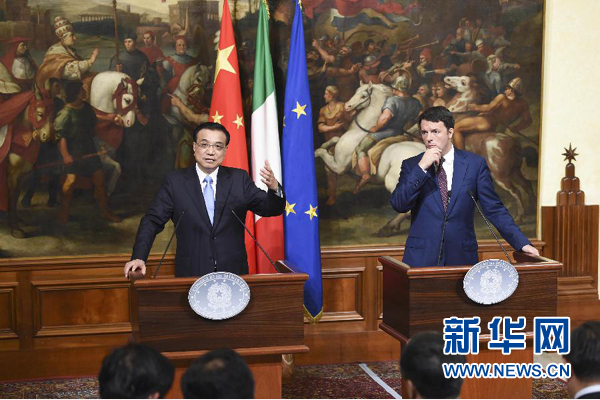 10月14日，國務(wù)院總理李克強在羅馬與意大利總理倫齊舉行會談后共同會見記者。 新華社記者 李學(xué)仁 攝