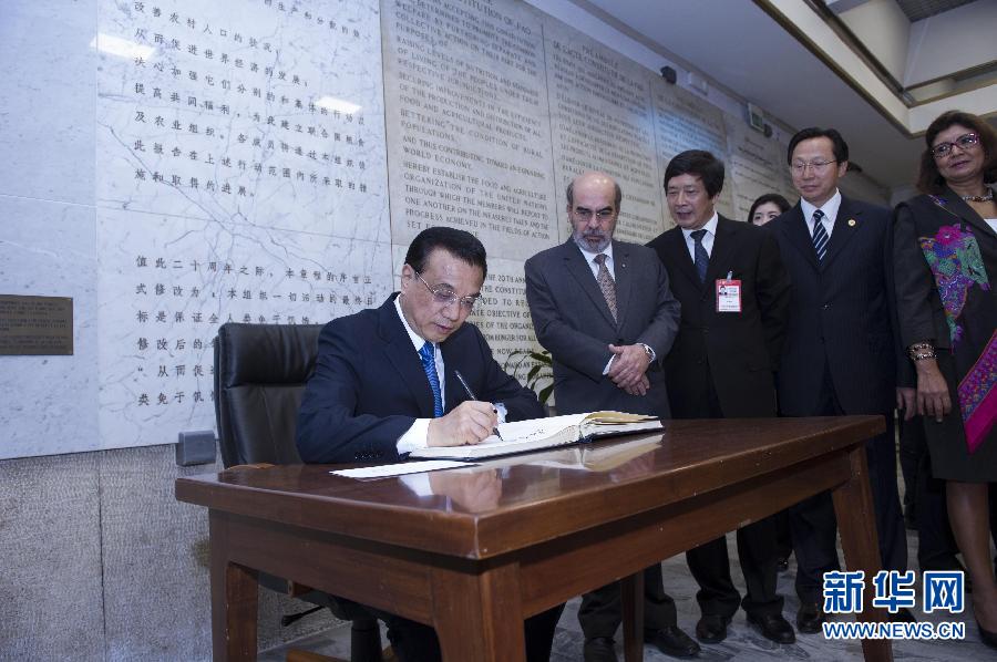 10月15日，中國國務院總理李克強在羅馬會見聯(lián)合國糧農組織總干事格拉齊亞諾。這是李克強抵達后在貴賓簿上簽字。 新華社記者 王曄 攝