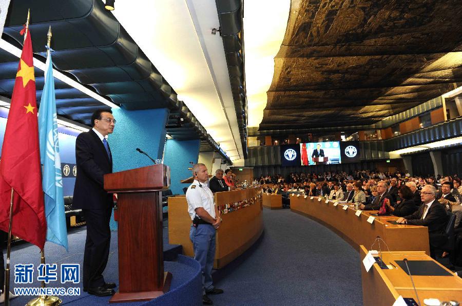 10月15日，中國國務(wù)院總理李克強(qiáng)在格拉齊亞諾總干事的陪同下在位于羅馬的聯(lián)合國糧農(nóng)組織總部發(fā)表演講。 新華社記者 饒愛民 攝 