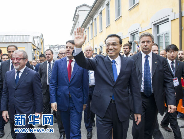 10月16日，中國(guó)國(guó)務(wù)院總理李克強(qiáng)在米蘭與意大利總理倫齊共同出席第五屆中意創(chuàng)新合作周大會(huì)并致辭。這是李克強(qiáng)抵達(dá)位于米蘭理工大學(xué)的會(huì)場(chǎng)。新華社記者王曄攝