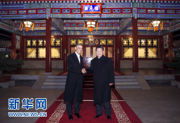 11月11日晚，國家主席習(xí)近平在中南海同美國總統(tǒng)奧巴馬舉行會(huì)晤。這是兩國元首在瀛臺(tái)涵元殿前握手。 新華社記者鞠鵬攝