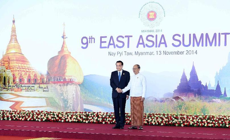 11月13日，中國國務(wù)院總理李克強在內(nèi)比都出席第九屆東亞峰會并發(fā)言。這是峰會開始前，東盟輪值主席國緬甸聯(lián)邦共和國總統(tǒng)吳登盛迎接李克強總理。新華社記者 李濤 攝 