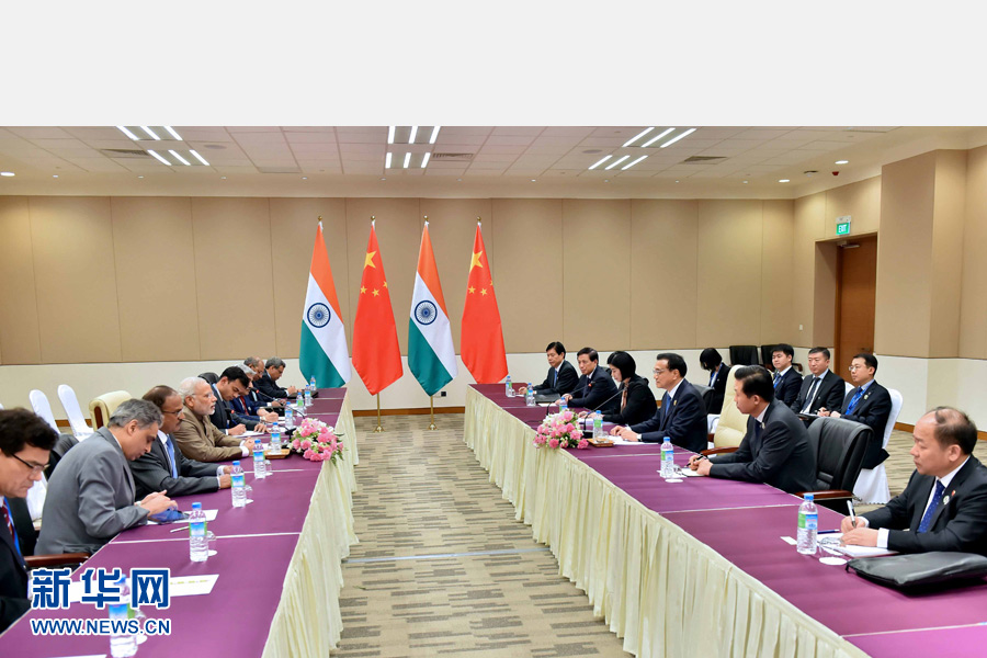 11月13日，中國國務(wù)院總理李克強(qiáng)在緬甸內(nèi)比都會見印度總理莫迪。 新華社記者 李濤 攝