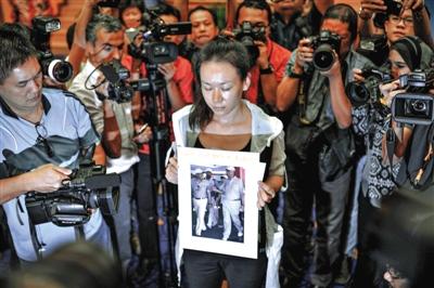 1月29日，在得知即將召開有關(guān)MH370的發(fā)布會后，一些乘客家屬成員到場。