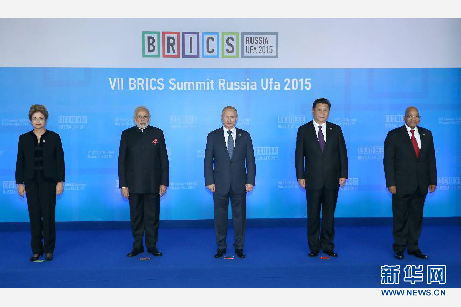 7月9日，金磚國家領(lǐng)導(dǎo)人第七次會晤在俄羅斯烏法舉行。中國國家主席習(xí)近平、俄羅斯總統(tǒng)普京、巴西總統(tǒng)羅塞夫、印度總理莫迪、南非總統(tǒng)祖馬出席。這是金磚國家領(lǐng)導(dǎo)人集體合影。新華社記者 龐興雷 攝