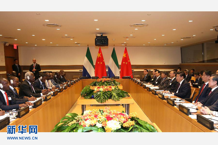 9月27日，國家主席習(xí)近平在紐約會見塞拉利昂總統(tǒng)科羅馬。新華社記者 龐興雷 攝