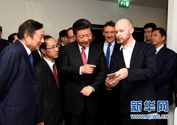 10月21日，國家主席習近平在倫敦參觀華為英國公司。 新華社記者 饒愛民 攝