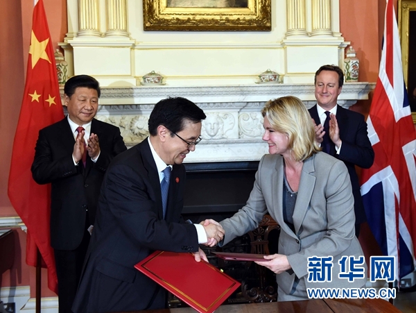 10月21日，國(guó)家主席習(xí)近平在倫敦唐寧街首相府同英國(guó)首相卡梅倫舉行會(huì)談。這是會(huì)談結(jié)束后，兩國(guó)領(lǐng)導(dǎo)人共同見(jiàn)證雙邊合作文件的簽署。新華社記者 饒愛(ài)民 攝 