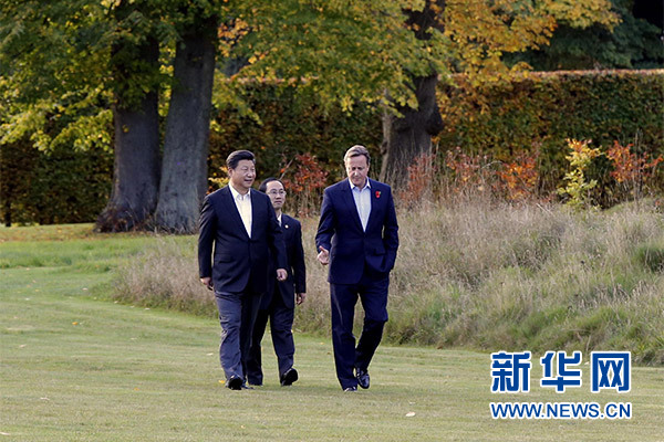 這是習(xí)近平與卡梅倫漫步草坪，邊走邊談。新華社記者 鞠鵬攝