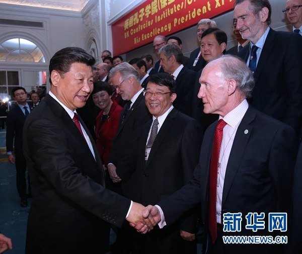 10月22日，國家主席習(xí)近平在倫敦出席全英孔子學(xué)院和孔子課堂年會開幕式。這是習(xí)近平同參加開幕式的嘉賓親切交談。 新華社記者 龐興雷 攝 