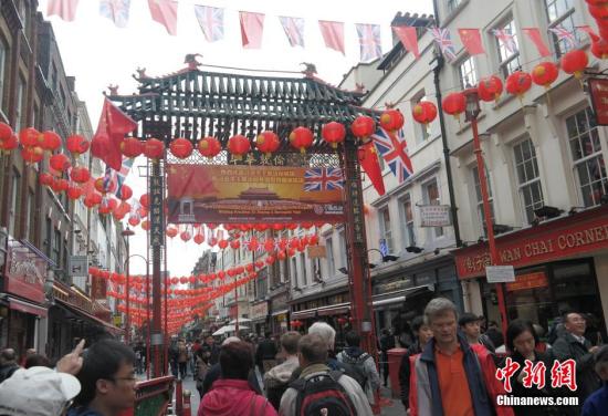 習近平主席訪問英國，倫敦唐人街掛出大紅燈籠和中英兩國國旗。 <a target='_blank' ><p  align=