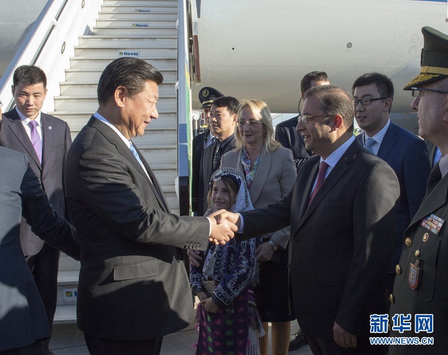  11月14日，國(guó)家主席習(xí)近平抵達(dá)土耳其安塔利亞，應(yīng)土耳其共和國(guó)總統(tǒng)埃爾多安邀請(qǐng)，出席二十國(guó)集團(tuán)領(lǐng)導(dǎo)人第十次峰會(huì)。土耳其高級(jí)官員到機(jī)場(chǎng)迎接習(xí)近平主席一行。新華社記者 李學(xué)仁 攝 