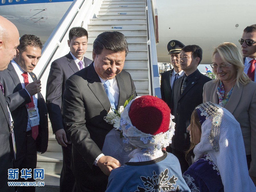 11月14日，國(guó)家主席習(xí)近平抵達(dá)土耳其安塔利亞，應(yīng)土耳其共和國(guó)總統(tǒng)埃爾多安邀請(qǐng)，出席二十國(guó)集團(tuán)領(lǐng)導(dǎo)人第十次峰會(huì)。這是土耳其兒童向習(xí)近平主席獻(xiàn)花。新華社記者 李學(xué)仁 攝 