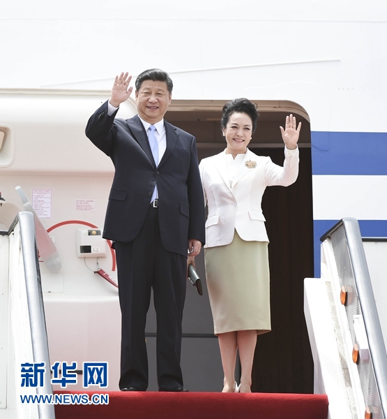 12月1日，中國國家主席習(xí)近平乘專機(jī)抵達(dá)津巴布韋首都哈拉雷，開始對津巴布韋進(jìn)行國事訪問。津巴布韋總統(tǒng)穆加貝在機(jī)場舉行隆重歡迎儀式。這是習(xí)近平和夫人彭麗媛向歡迎人群揮手致意。新華社記者 謝環(huán)馳 攝 