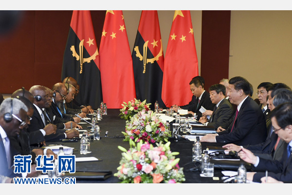 12月3日，國(guó)家主席習(xí)近平在約翰內(nèi)斯堡會(huì)見安哥拉總統(tǒng)多斯桑托斯。 新華社記者 謝環(huán)馳 攝