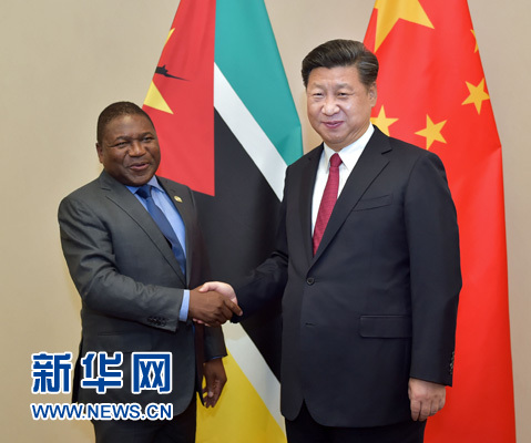 12月3日，國家主席習(xí)近平在約翰內(nèi)斯堡會見莫桑比克總統(tǒng)紐西。新華社記者 李濤 攝 