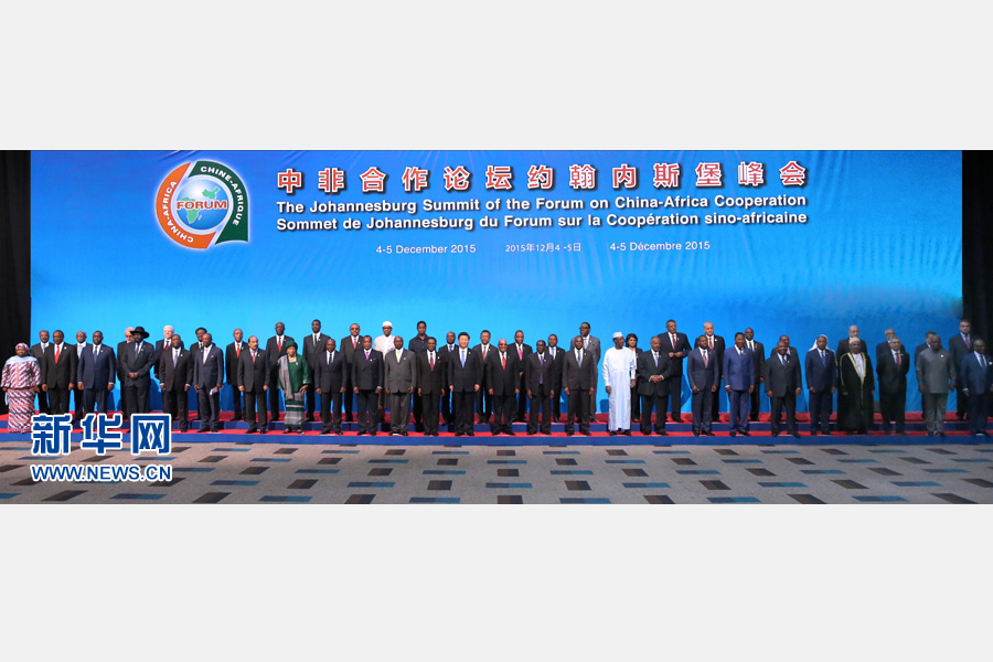 12月4日，國(guó)家主席習(xí)近平出席中非合作論壇約翰內(nèi)斯堡峰會(huì)開(kāi)幕式并發(fā)表致辭。這是開(kāi)幕式后，習(xí)近平同與會(huì)國(guó)家和地區(qū)組織領(lǐng)導(dǎo)人或代表集體合影。新華社記者龐興雷攝 