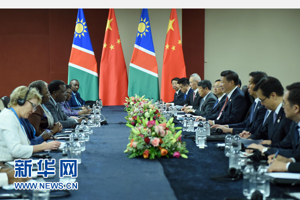 12月4日，國(guó)家主席習(xí)近平在約翰內(nèi)斯堡會(huì)見(jiàn)納米比亞總統(tǒng)根哥布。 新華社記者 張鐸 攝