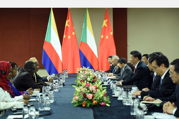 12月4日，國家主席習(xí)近平在約翰內(nèi)斯堡會見科摩羅總統(tǒng)伊基利盧。 新華社記者 張鐸 攝 

