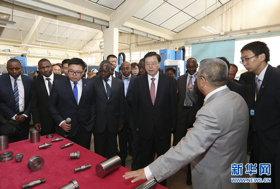 這是3月25日，張德江在肯尼亞首都內(nèi)羅畢考察中肯職業(yè)教育合作示范中心。 新華社記者丁林攝