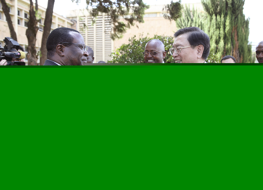 這是3月24日，張德江在肯尼亞首都內(nèi)羅畢與肯尼亞參議長埃蘇羅舉行會談。 新華社記者馬占成攝