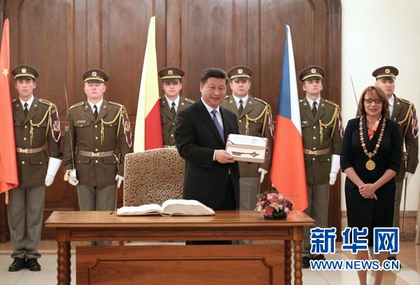 當?shù)貢r間3月29日，國家主席習近平在捷克布拉格會見布拉格市長科爾娜喬娃，并接受科爾娜喬娃代表該市贈予的城市鑰匙。 新華社記者 龐興雷攝