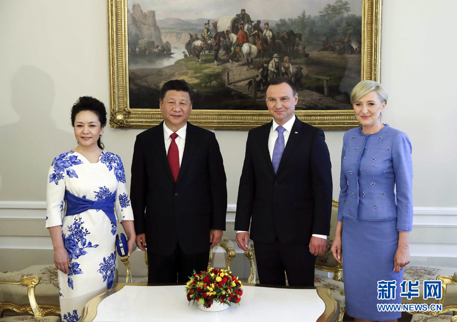 6月20日，國(guó)家主席習(xí)近平出席波蘭總統(tǒng)杜達(dá)在華沙總統(tǒng)府舉行的隆重歡迎儀式。歡迎儀式后，習(xí)近平和夫人彭麗媛同杜達(dá)和夫人阿加塔簡(jiǎn)短寒暄。新華社記者 蘭紅光 攝