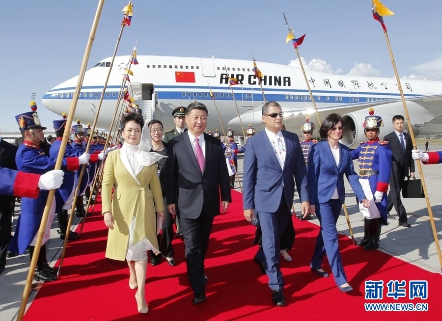 當(dāng)?shù)貢r間11月17日，國家主席習(xí)近平乘專機抵達(dá)基多，開始對厄瓜多爾共和國進(jìn)行國事訪問。厄瓜多爾總統(tǒng)科雷亞和夫人馬勒布等在機場熱情迎接習(xí)近平和夫人彭麗媛。新華社記者 鞠鵬 攝 