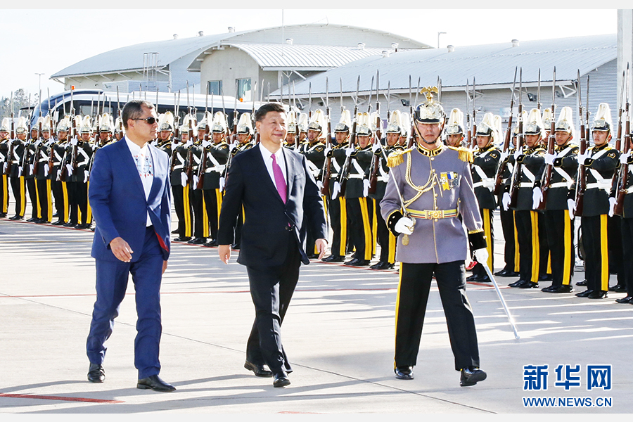 當(dāng)?shù)貢r間11月17日，國家主席習(xí)近平乘專機抵達(dá)基多，開始對厄瓜多爾共和國進(jìn)行國事訪問。這是厄瓜多爾總統(tǒng)科雷亞在機場為習(xí)近平舉行隆重歡迎儀式。新華社記者 鞠鵬 攝 