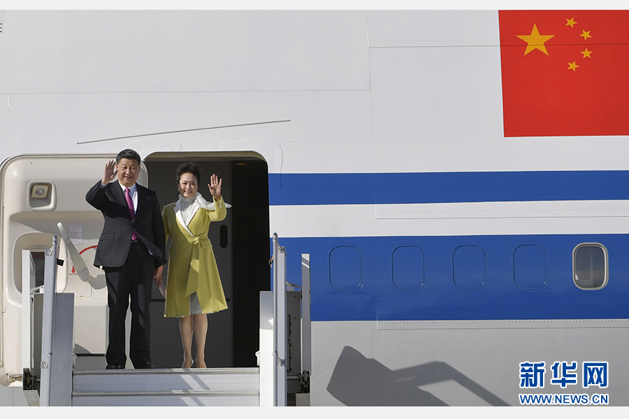 當(dāng)?shù)貢r間11月17日，國家主席習(xí)近平乘專機抵達(dá)基多，開始對厄瓜多爾共和國進(jìn)行國事訪問。這是習(xí)近平與夫人彭麗媛向歡迎人群揮手致意。新華社記者 王曄 攝 