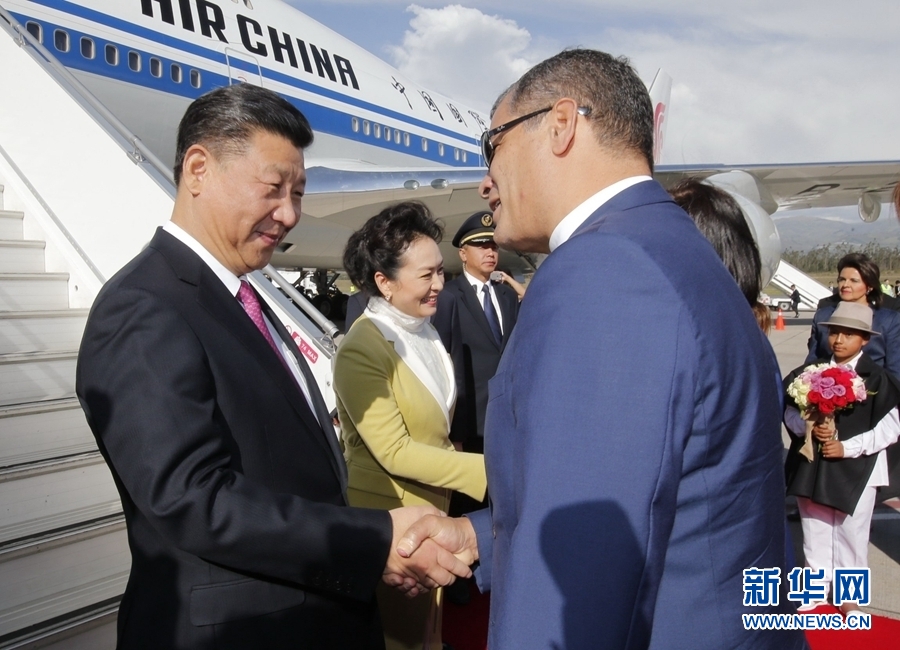 當(dāng)?shù)貢r間11月17日，國家主席習(xí)近平乘專機抵達(dá)基多，開始對厄瓜多爾共和國進(jìn)行國事訪問。厄瓜多爾總統(tǒng)科雷亞和夫人馬勒布等在舷梯旁熱情迎接習(xí)近平和夫人彭麗媛。新華社記者 鞠鵬 攝