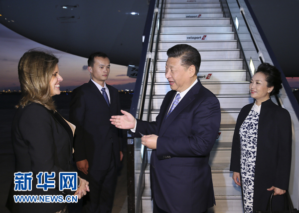 當(dāng)?shù)貢r(shí)間11月18日，國家主席習(xí)近平抵達(dá)利馬，出席亞太經(jīng)合組織第二十四次領(lǐng)導(dǎo)人非正式會議并對秘魯共和國進(jìn)行國事訪問。習(xí)近平和夫人彭麗媛受到秘魯副總統(tǒng)阿勞斯等熱情迎接。新華社記者 蘭紅光 攝