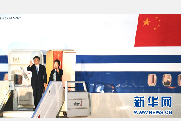 當(dāng)?shù)貢r(shí)間11月18日，國家主席習(xí)近平抵達(dá)利馬，出席亞太經(jīng)合組織第二十四次領(lǐng)導(dǎo)人非正式會議并對秘魯共和國進(jìn)行國事訪問。習(xí)近平和夫人彭麗媛受到秘魯副總統(tǒng)阿勞斯等熱情迎接。新華社記者 丁林 攝