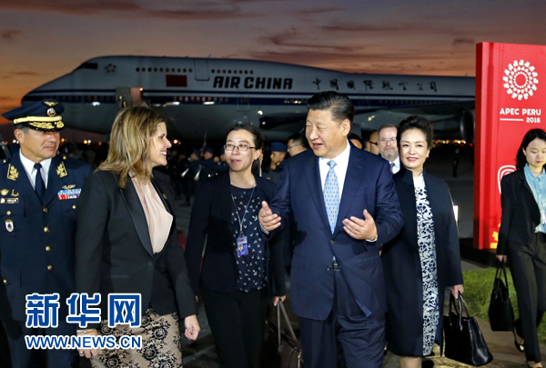 當(dāng)?shù)貢r(shí)間11月18日，國家主席習(xí)近平抵達(dá)利馬，出席亞太經(jīng)合組織第二十四次領(lǐng)導(dǎo)人非正式會議并對秘魯共和國進(jìn)行國事訪問。習(xí)近平和夫人彭麗媛受到秘魯副總統(tǒng)阿勞斯等熱情迎接。新華社記者 鞠鵬 攝