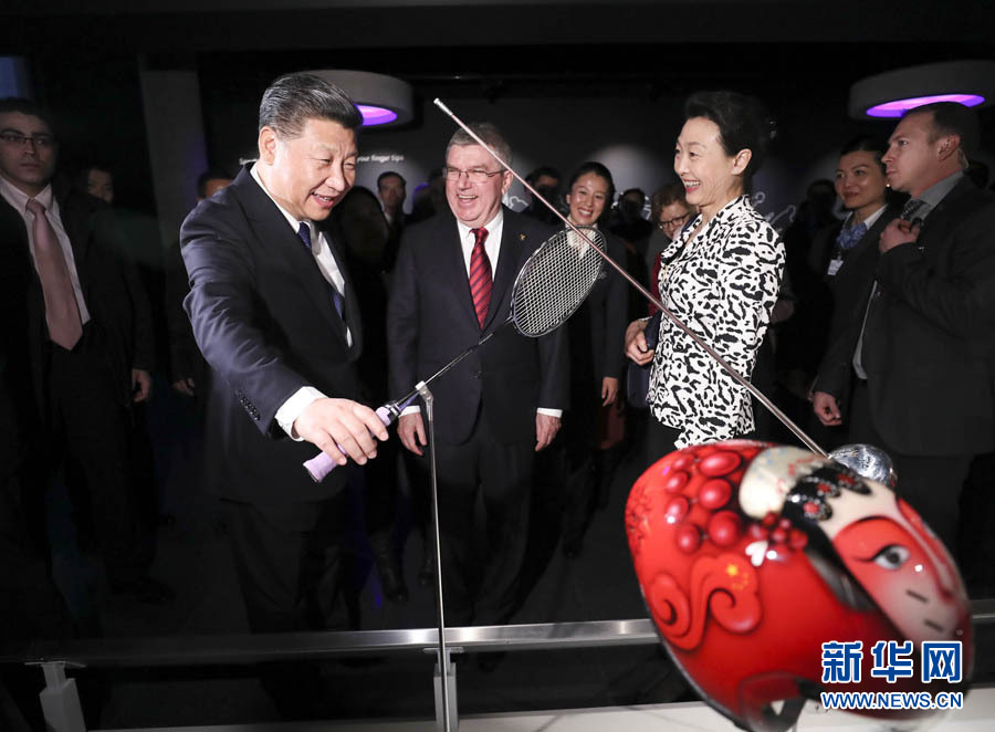 1月18日，國(guó)家主席習(xí)近平在瑞士洛桑國(guó)際奧林匹克博物館會(huì)見國(guó)際奧林匹克委員會(huì)主席巴赫。這是習(xí)近平在巴赫陪同下，參觀羽毛球世界冠軍李玲蔚用過(guò)的球拍。新華社記者 蘭紅光 攝