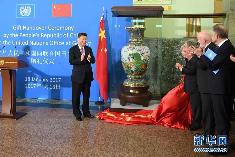 1月18日，國家主席習(xí)近平在瑞士日內(nèi)瓦萬國宮出席&ldquo;共商共筑人類命運(yùn)共同體&rdquo;高級別會議，并發(fā)表題為《共同構(gòu)建人類命運(yùn)共同體》的主旨演講。這是會議結(jié)束后，習(xí)近平出席中國向聯(lián)合國日內(nèi)瓦總部贈禮儀式。新華社記者 張鐸 攝