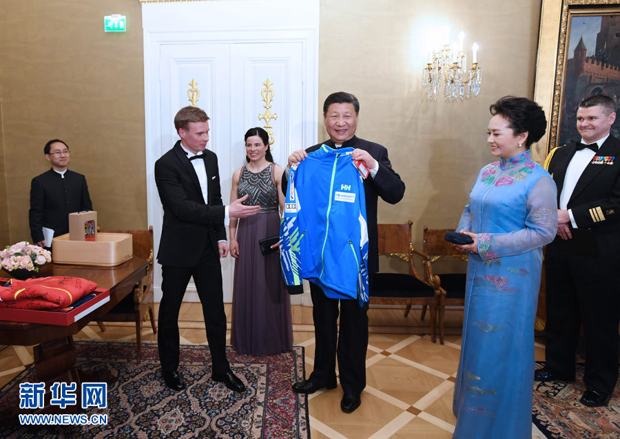 當(dāng)?shù)貢r(shí)間4月5日晚，國(guó)家主席習(xí)近平和芬蘭總統(tǒng)尼尼斯托在赫爾辛基共同會(huì)見(jiàn)剛剛參加完2017年世界花樣滑冰錦標(biāo)賽的中芬兩國(guó)冰雪運(yùn)動(dòng)員代表。習(xí)近平夫人彭麗媛和尼尼斯托夫人豪吉?dú)W參加會(huì)見(jiàn)。這是芬蘭運(yùn)動(dòng)員向習(xí)近平和夫人彭麗媛贈(zèng)送運(yùn)動(dòng)衣。新華社記者 饒愛(ài)民 攝
