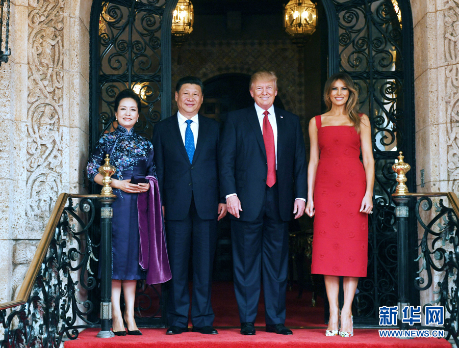 當(dāng)?shù)貢r間4月6日，國家主席習(xí)近平在美國佛羅里達(dá)州海湖莊園同美國總統(tǒng)特朗普舉行中美元首會晤。這是習(xí)近平和夫人彭麗媛同特朗普和夫人梅拉尼婭合影留念。新華社記者 饒愛民 攝 