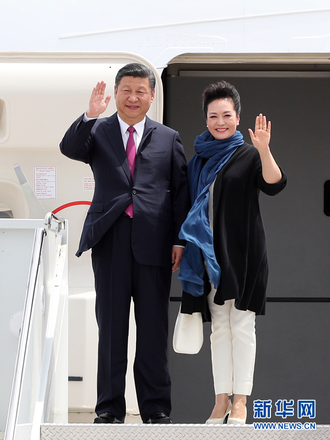4月6日，國家主席習(xí)近平乘專機抵達美國佛羅里達州，將在海湖莊園同美國總統(tǒng)特朗普舉行中美元首會晤。這是習(xí)近平和夫人彭麗媛步出機艙。新華社記者 劉衛(wèi)兵 攝 