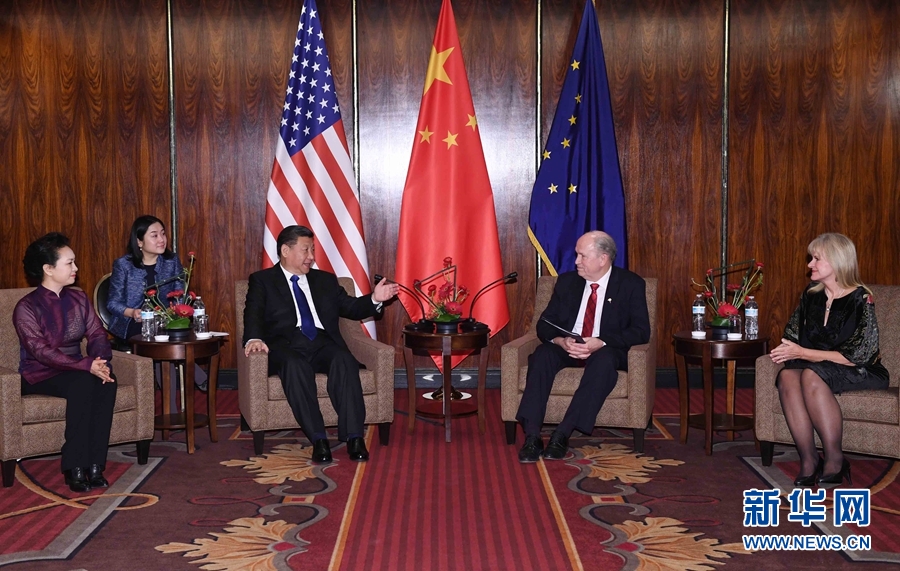 當(dāng)?shù)貢r(shí)間4月7日，國家主席習(xí)近平在美國阿拉斯加州安克雷奇會(huì)見阿拉斯加州州長(zhǎng)沃克。 新華社記者 饒愛民 攝 