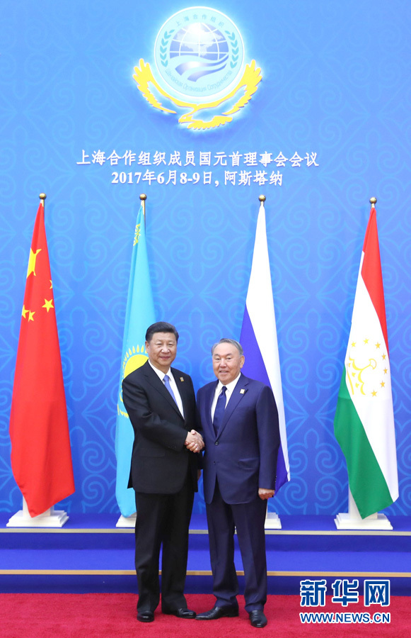6月9日，國家主席習(xí)近平在哈薩克斯坦首都阿斯塔納出席上海合作組織成員國元首理事會第十七次會議并發(fā)表重要講話。這是習(xí)近平出席會議時，受到哈薩克斯坦總統(tǒng)納扎爾巴耶夫的熱情迎接。新華社記者 馬占成 攝