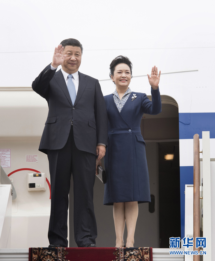 7月3日，國家主席習近平乘專機抵達莫斯科，開始對俄羅斯聯邦進行國事訪問。這是習近平和夫人彭麗媛步出艙門。 新華社記者 李學仁 攝