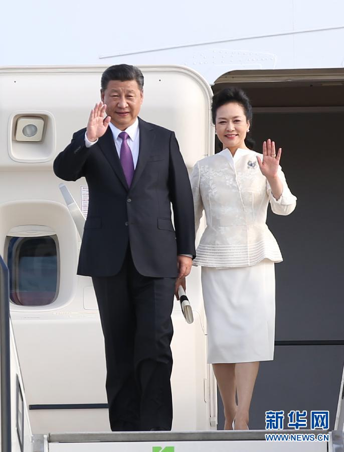 7月4日，國(guó)家主席習(xí)近平乘專機(jī)抵達(dá)柏林，開(kāi)始對(duì)德意志聯(lián)邦共和國(guó)進(jìn)行國(guó)事訪問(wèn)。這是習(xí)近平和夫人彭麗媛步出艙門(mén)。 新華社記者 姚大偉 攝